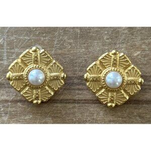 BEN- AMUN Vintage Matte Gold Tone Etruscan Earrings Clip On Pearl Center 1980's